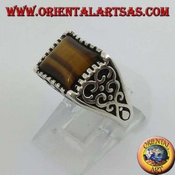 Anillo de plata con decoraciones barrocas y ojo de tigre rectangular.