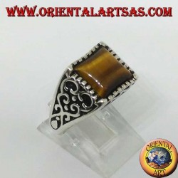 Anillo de plata con decoraciones barrocas y ojo de tigre rectangular.