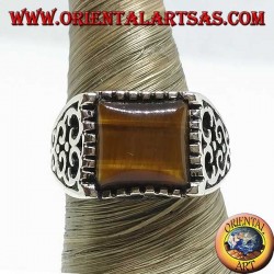 Anillo de plata con decoraciones barrocas y ojo de tigre rectangular.