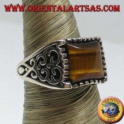 Anillo de plata con decoraciones barrocas y ojo de tigre rectangular.