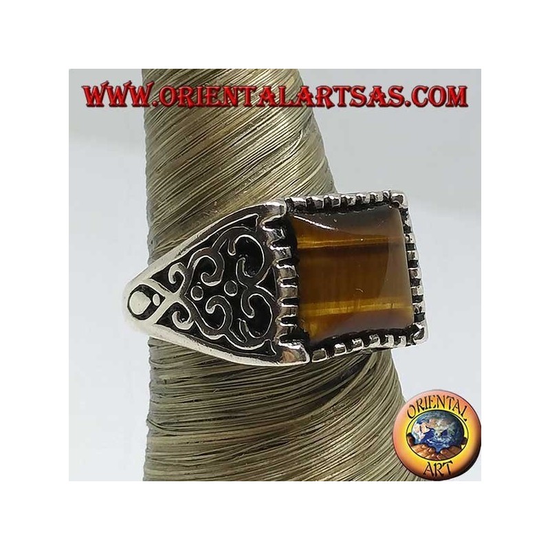 Anillo de plata con decoraciones barrocas y ojo de tigre rectangular.