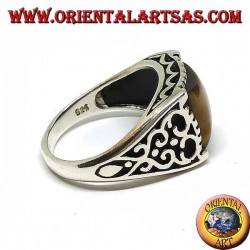 Anillo de plata con decoraciones barrocas y ojo de tigre rectangular.