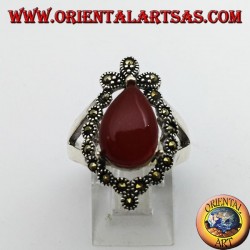 Anillo de plata, con cornalina en forma de gota rodeada de marcasita.