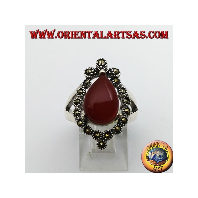 Anillo de plata, con cornalina en forma de gota rodeada de marcasita.