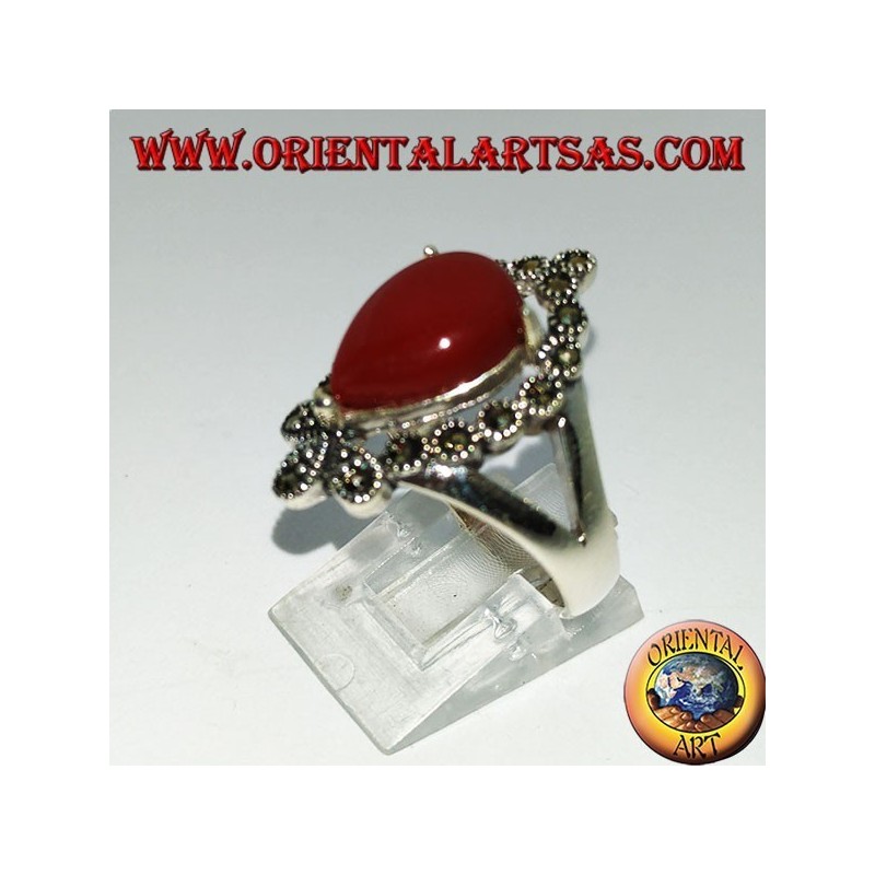 Anillo de plata, con cornalina en forma de gota rodeada de marcasita.