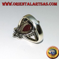 Anillo de plata, con cornalina en forma de gota rodeada de marcasita.