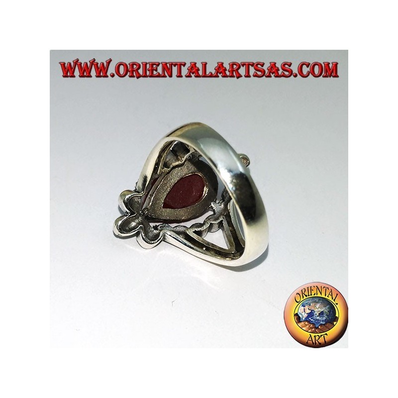 Anillo de plata, con cornalina en forma de gota rodeada de marcasita.
