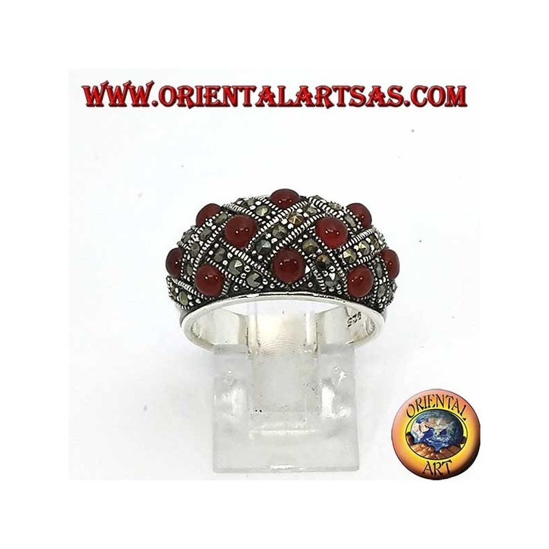 Anello in argento a fascia bombata con dieci corniole sferiche e marcasite