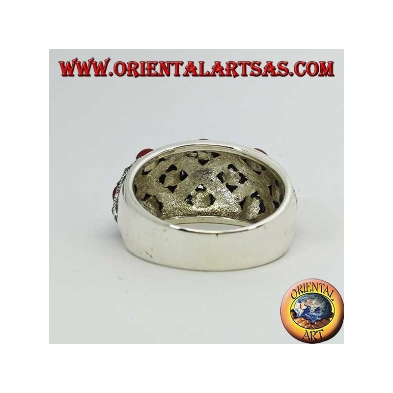 Anello in argento a fascia bombata con dieci corniole sferiche e marcasite
