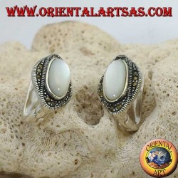 Boucles d'oreilles à lobes en argent avec nacre ovale entourées de marcassites