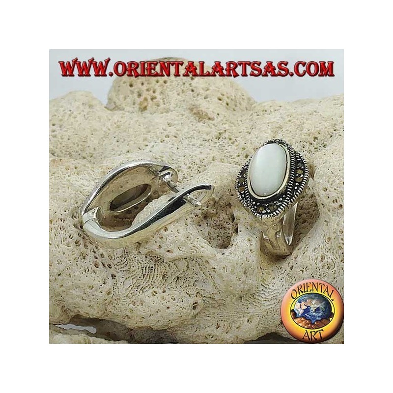 Boucles d'oreilles à lobes en argent avec nacre ovale entourées de marcassites