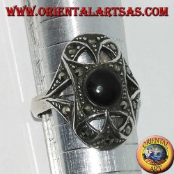 Anillo ovalado de plata con ónix redondo rodeado de marcasita