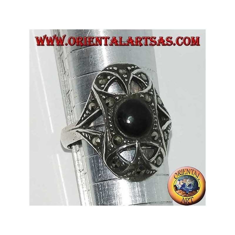 Anillo ovalado de plata con ónix redondo rodeado de marcasita