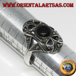 Ovaler Silberring mit rundem Onyx, umgeben von Markasit