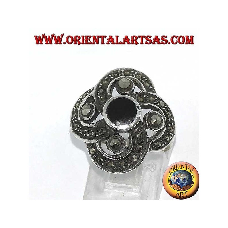 Bague en argent avec un onyx rond avec 4 grandes marcassites, entourée de petites marcassites