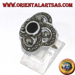 Bague en argent avec un onyx rond avec 4 grandes marcassites, entourée de petites marcassites