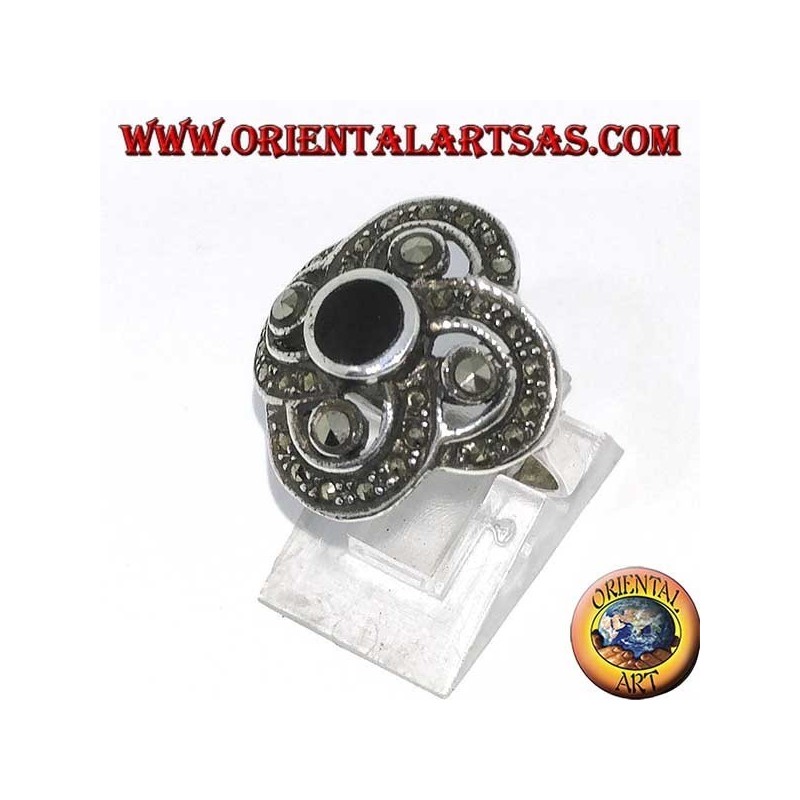 Anillo ovalado de plata con ónix redondo rodeado de marcasita