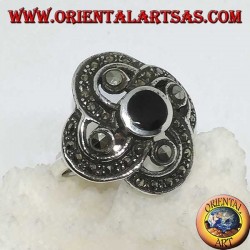 Bague en argent avec un onyx rond avec 4 grandes marcassites, entourée de petites marcassites