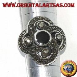 Bague en argent avec un onyx rond avec 4 grandes marcassites, entourée de petites marcassites