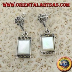 Boucles d'oreilles pendantes en argent avec nacre rectangulaire entourées de marcassites