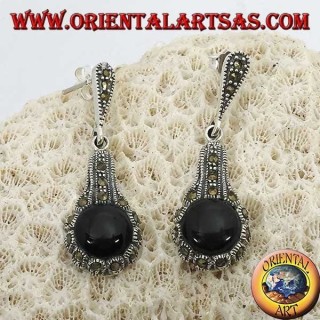 Pendientes colgantes de plata, con ónix redondo rodeado de marcasitas.