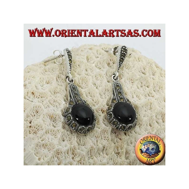Pendientes colgantes de plata, con ónix redondo rodeado de marcasitas.