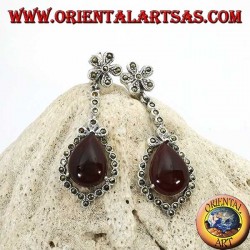 Pendientes colgantes de plata, con ónix redondo rodeado de marcasitas.