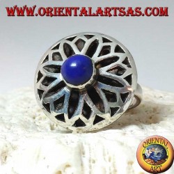 Bague en argent avec fleur de lotus sculptée d'un lapis-lazuli rond au centre