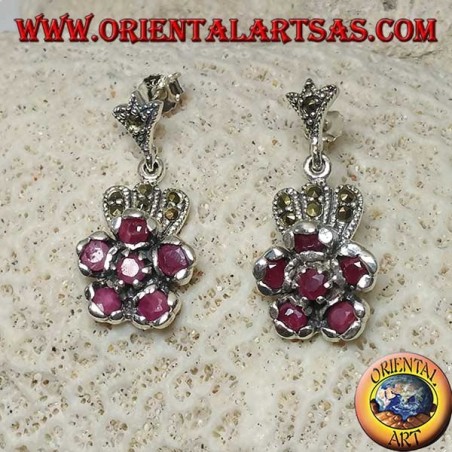 Pendientes colgantes de plata con 5 rubíes redondos naturales engastados para formar una flor y marcasita.