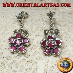 Boucles d'oreilles pendantes en argent avec 6 rubis ronds naturels sertis pour former une fleur et du marcassite