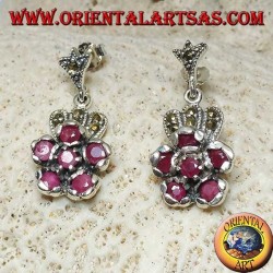 Pendientes colgantes de plata con 5 rubíes redondos naturales engastados para formar una flor y marcasita.