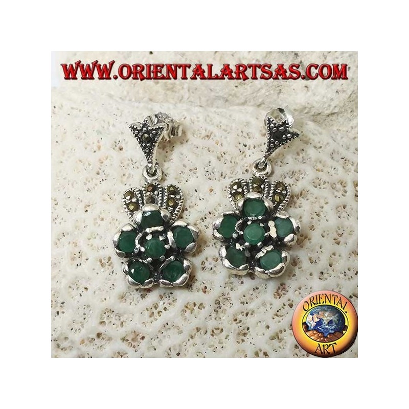 Pendientes de plata con 5 esmeraldas naturales redondas engastadas para formar una flor y marcasita.