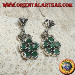 Orecchini in argento pendenti con 6 smeraldi naturali tondi incastonati a formare un fiore e marcasite