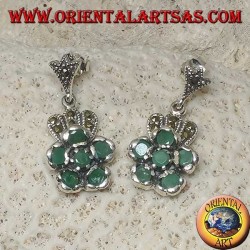 Pendientes de plata con 5 esmeraldas naturales redondas engastadas para formar una flor y marcasita.