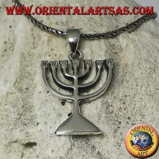 Colgante de plata de la Menorah, lámpara de aceite con siete brazos.