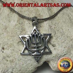 Pendentif en argent de la Menorah au dessus de l'étoile de David