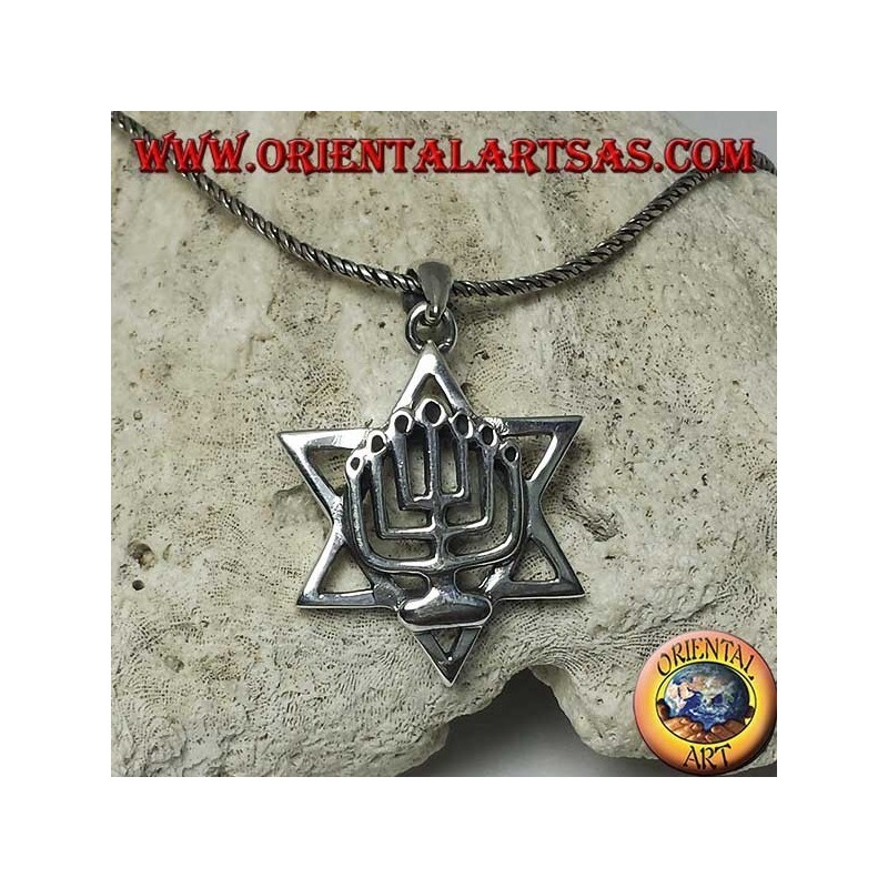 Pendentif en argent de la Menorah au dessus de l'étoile de David