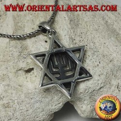 Pendentif en argent de la Menorah au dessus de l'étoile de David