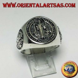 Anillo de plata con sello de San Benito con cruz en los costados.