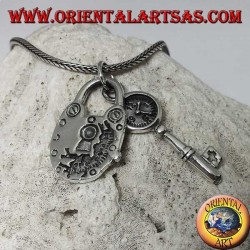 Ciondolo doppio in argento 925 composto da un lucchetto dettagliato e una chiave con quadrante orologio.
