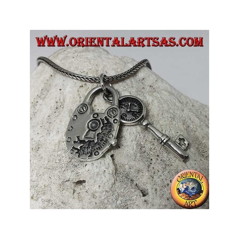 Ciondolo doppio in argento 925 composto da un lucchetto dettagliato e una chiave con quadrante orologio.