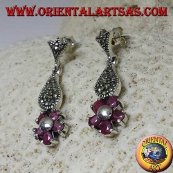 Boucles d'oreilles pendantes en argent avec 5 rubis ovales naturels sertis pour former une fleur et marcassite