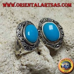 Pendientes de lóbulos plateados con turquesa ovalada y marcasitas.