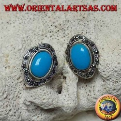 Pendientes de lóbulos plateados con turquesa ovalada y marcasitas.