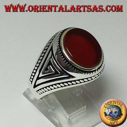 Anillo de plata con cornalina plana ovalada con trenza en los bordes del anillo.