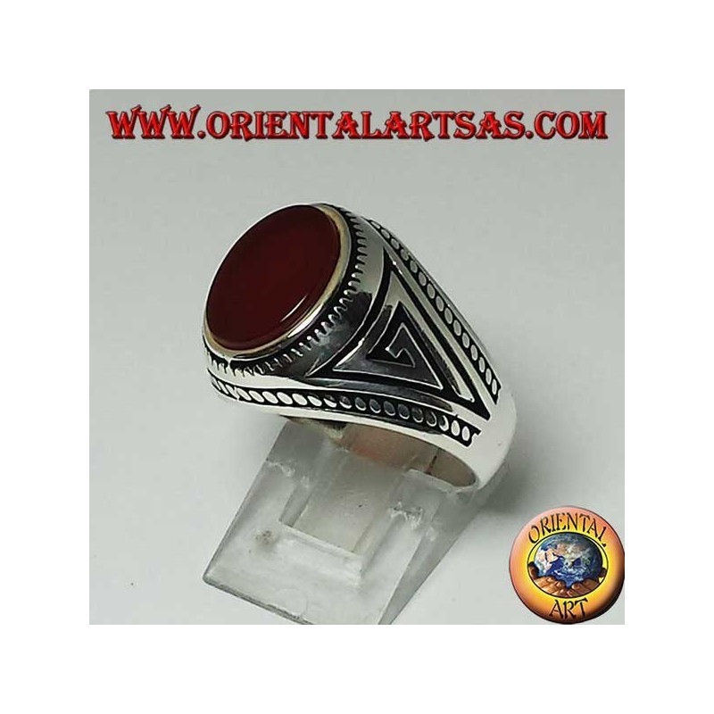 Bague en argent avec cornaline ovale plate avec une tresse sur les bords de la bague