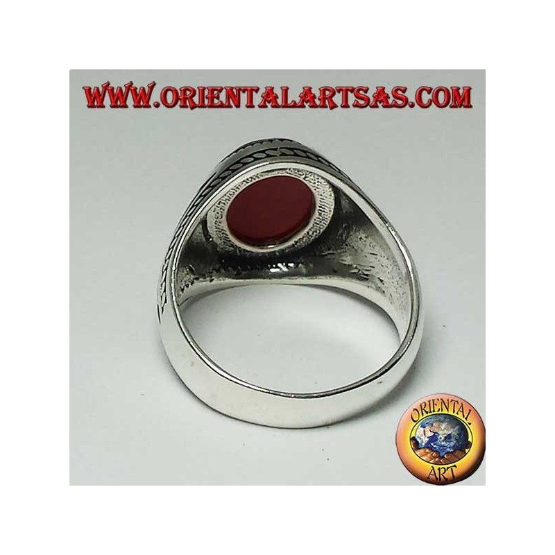 Bague en argent avec cornaline ovale plate avec une tresse sur les bords de la bague