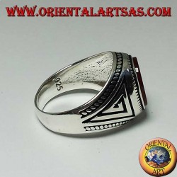 Anillo de plata con cornalina plana ovalada con trenza en los bordes del anillo.