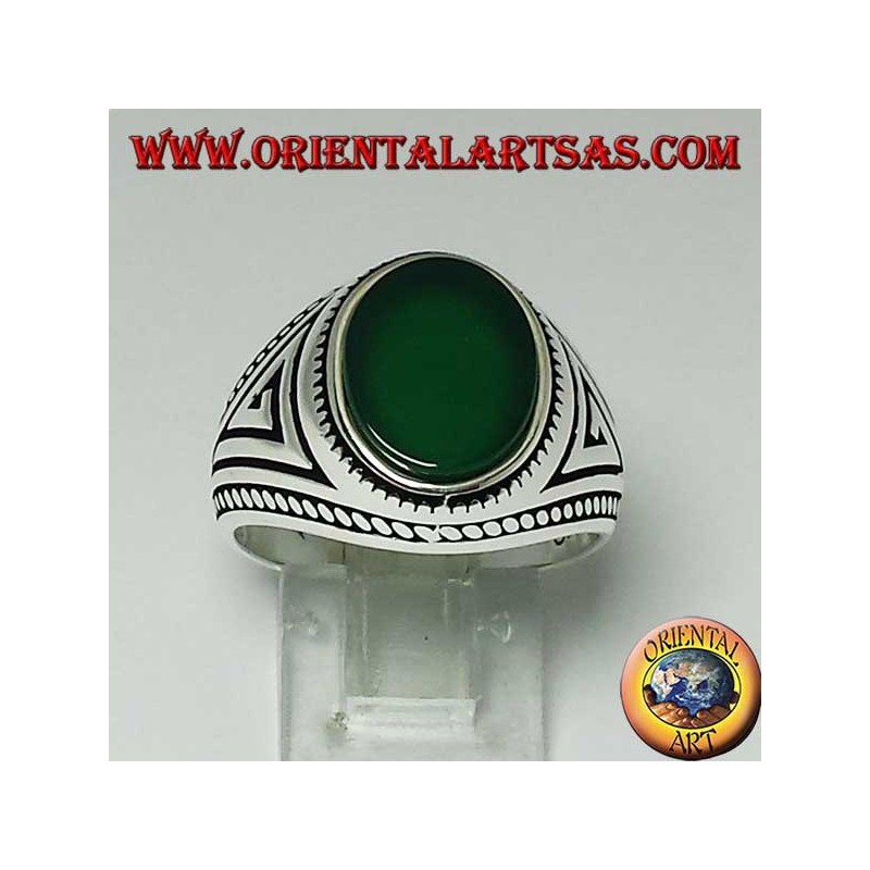 Bague en argent avec agate verte ovale plate avec une tresse sur les bords de la bague