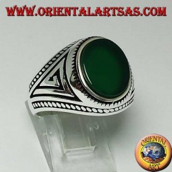 Bague en argent avec agate verte ovale plate avec une tresse sur les bords de la bague